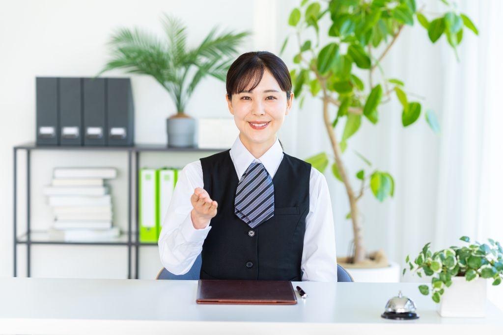 おすすめする受付の女性